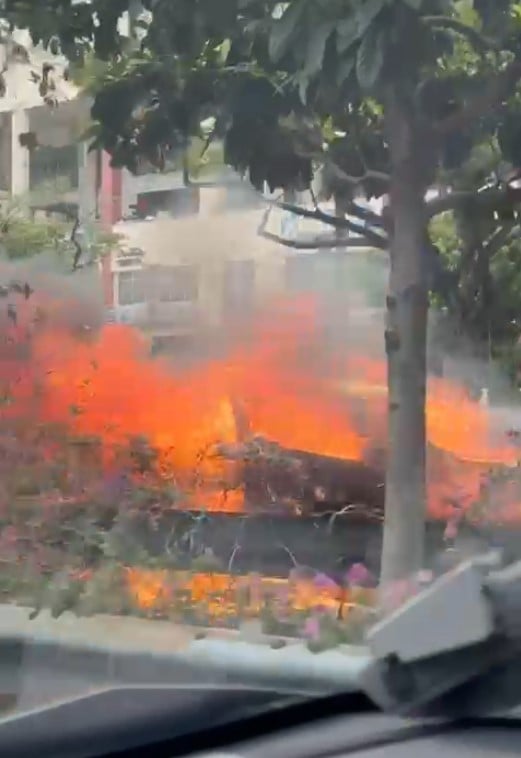 Car engine catches fire on PIE near Paya Lebar, causes jam till Kallang