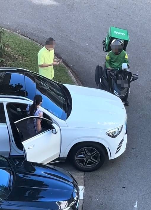 Woman screams & honks at S'pore GrabFood rider after allegedly knocking into his bike