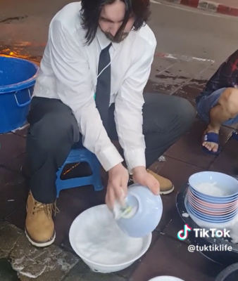 Keanu Reeves look-alike goes viral in Thailand, does odd jobs like dish washing and selling street food