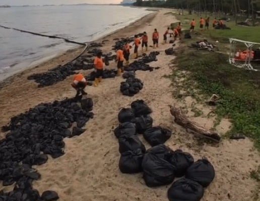 Man treats workers cleaning oil spill to 100PLUS as he loves making others happy