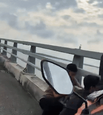 Woman tries jumping off bridge Msia (1)